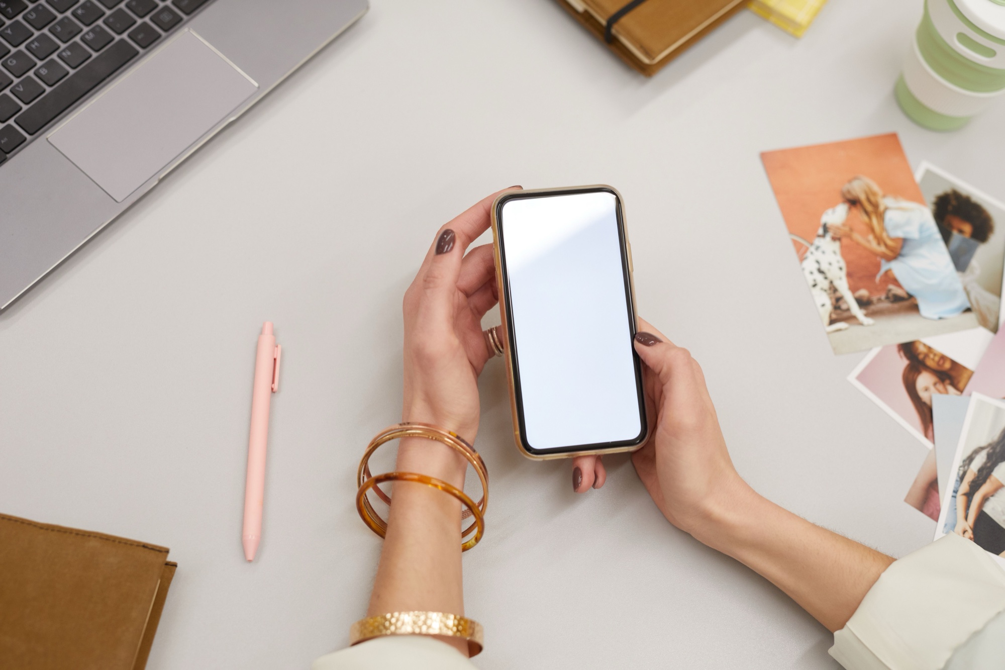 A salon owner using Suddenly Sorted on her phone